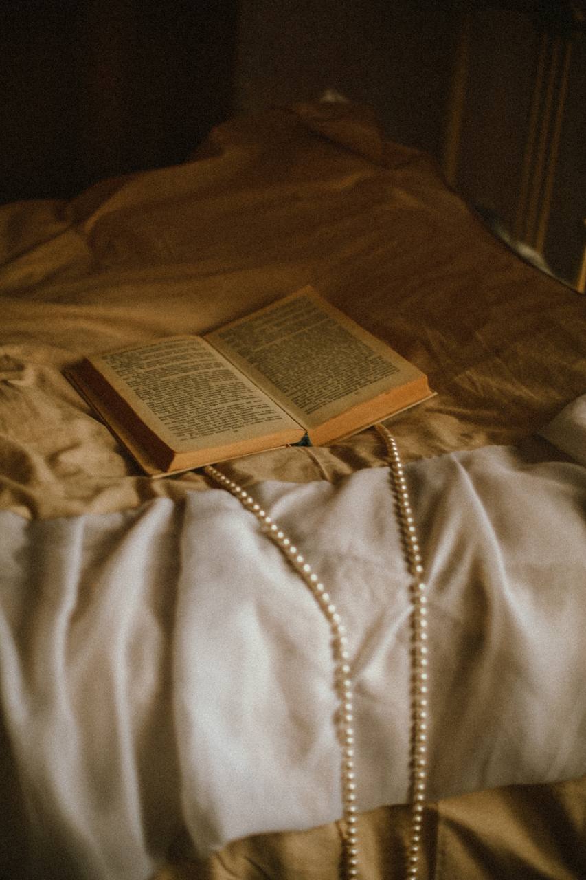 Книга на кровате арт. Фотограф - Толмачева Алина