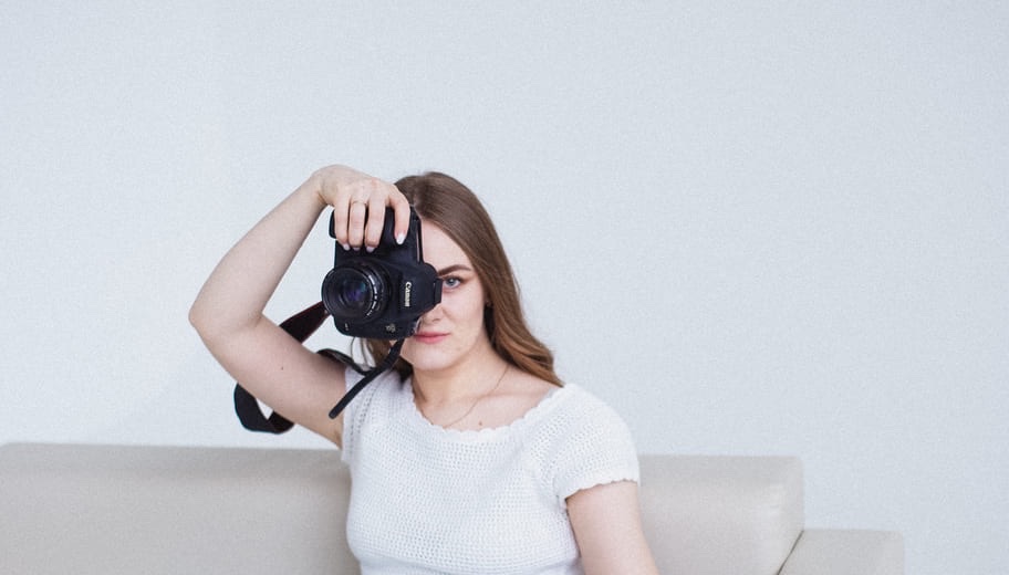 Алина Толмачева снимает, прижав фотоаппарат к лицу — записаться на фотосессию в Новосибирске