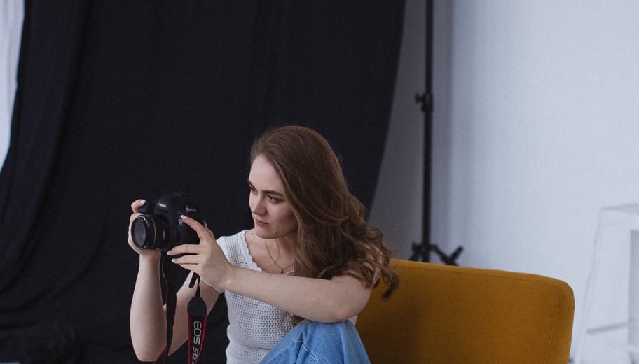 Алина Толмачева с фотоаппаратом в студии — записаться на фотосессию в Новосибирске